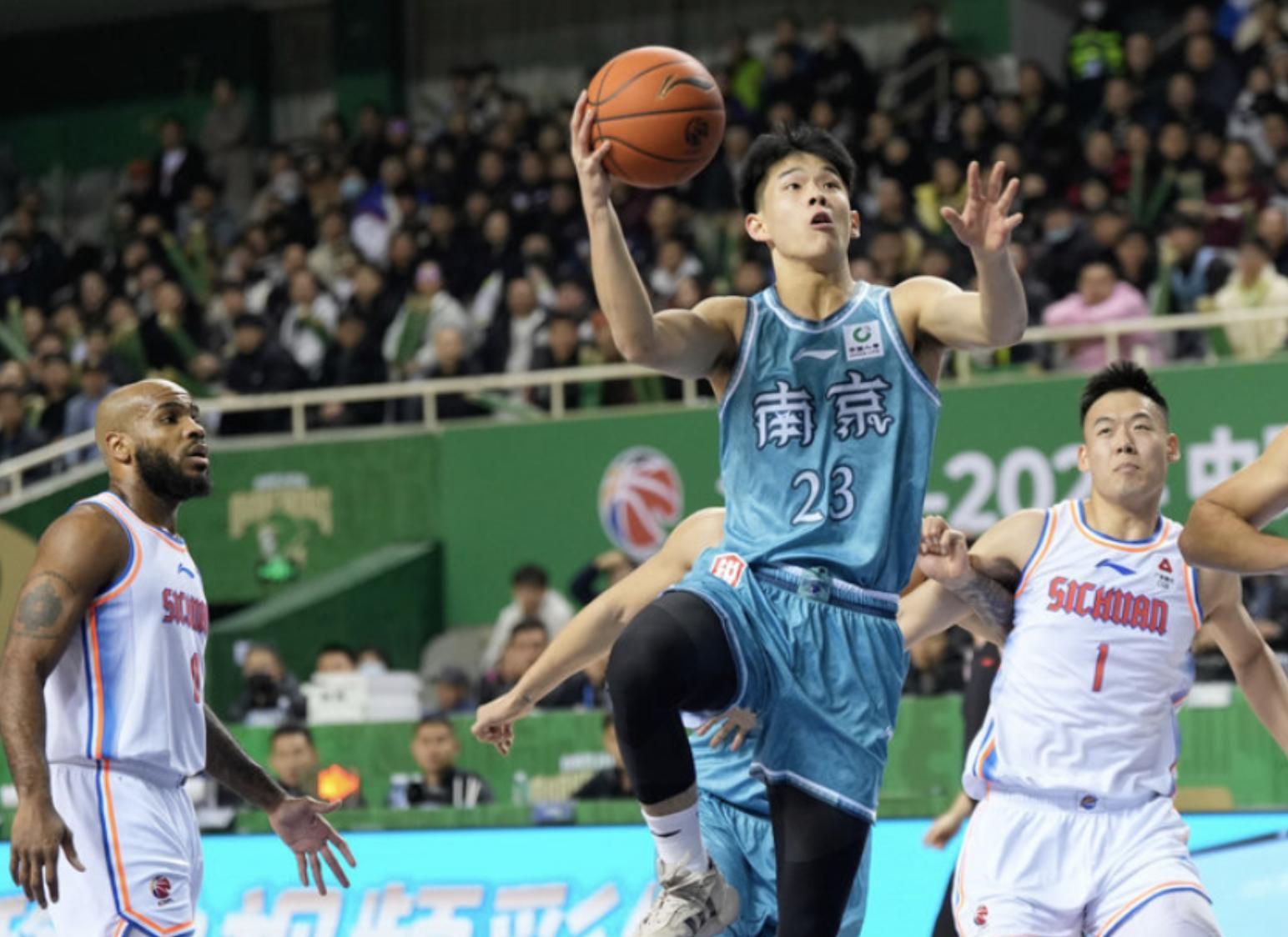 记者：费内巴切仍在和曼城谈阿克转会费，预计700万+150万镑